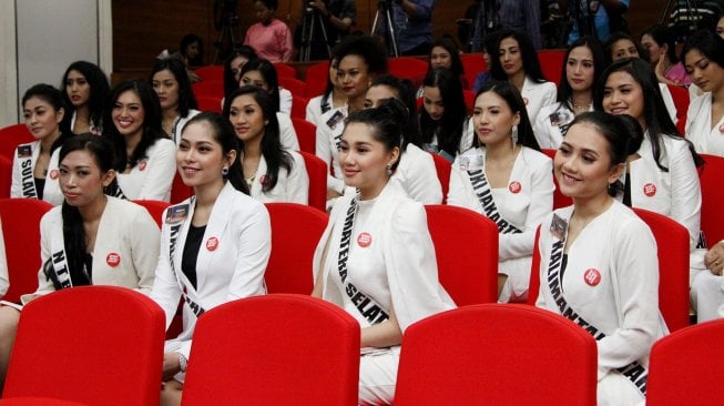 Sejumlah finalis Puteri Indonesia 2019 saat kunjungan di Gedung KPK, Jakarta, Rabu (6/3). [ANTARA FOTO/Reno Esnir]