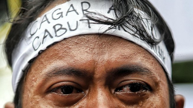 Sejumlah massa Walhi bersama Aliansi Cagar Alam Jawa Barat melakukan aksi di depan gedung Kementerian Lingkungan Hidup dan Kehutatanan, Jakarta, Rabu (6/3). [Suara.com/Muhaimin A Untung]