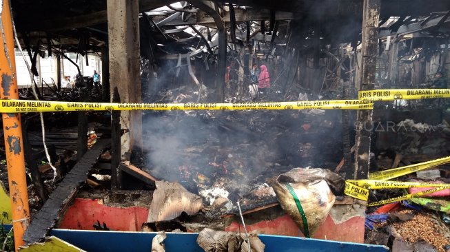 Masih ada asap di lokasi kebakaran di Pasar Blok A, Kebayoran Baru, Jakarta Selatan. (Suara.com/Fakhri Fuadi)