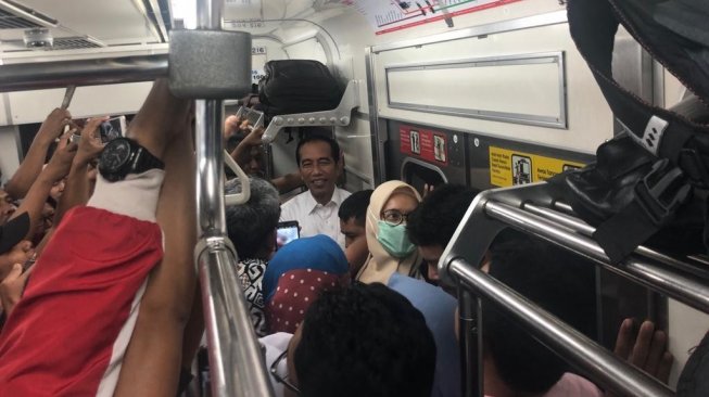 Foto Presiden Joko Widodo membuat heboh saat menumpang KRL. (Dok. Birosetpres)