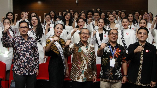 Wakil Ketua KPK Alexander Marwata (tengah) didampingi Pelaksana Harian Direktur Dikyanmas KPK Guntur Kusmeiyano (kanan) Jubir KPK Febri Diansyah (kiri) bersama Perwakilan Yayasan Puteri Indonesia Chanag Wijanarko (kedua kanan) Puteri Indonesia Lingkungan 2018 Vania Herlambang (kedua kiri) dan finalis Puteri Indonesia 2019 berfoto bersama disela kunjungan di Gedung KPK, Jakarta, Rabu (6/3). [ANTARA FOTO/Reno Esnir]
