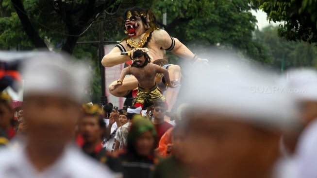 Umat Hindu mengarak Ogoh - ogoh dan sejumlah kesenian lain seperti Ondel - ondel, Barongsai juga Arakan Singa di sepanjang Jalan Cinere Raya, Depok, Jawa Barat, Rabu (6/3). [Suara.com/Arief Hermawan P]