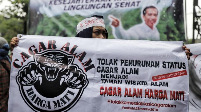 Sejumlah massa Walhi bersama Aliansi Cagar Alam Jawa Barat melakukan aksi di depan gedung Kementerian Lingkungan Hidup dan Kehutatanan, Jakarta, Rabu (6/3). [Suara.com/Muhaimin A Untung]