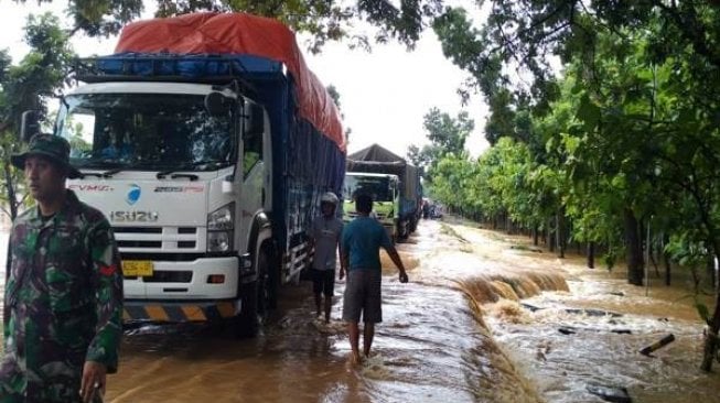 Dampak Banjir Madiun, Jalur Ngawi-Caruban Tertutup Untuk Truk Besar