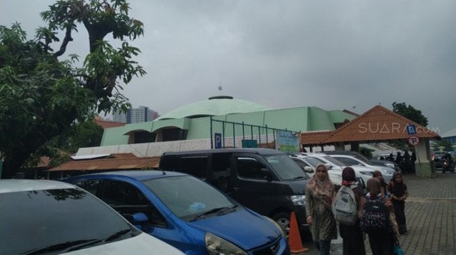 Masjid At-Taqwa Rawamangun, Jakarta Timur, menyediakan lahan parkir untuk umat Hindu yang merayakan Hari Nyepi di Pura Aditya Jaya, Rabu (6/3/2019]. [Suara.com/Muhammad Yasir]