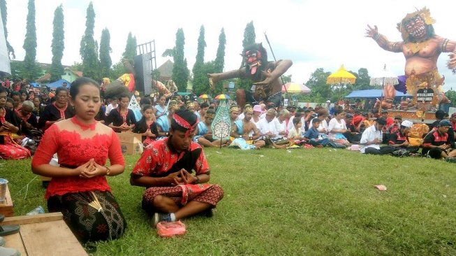 Umat Hindu Kabupaten Blitar tengah merayakan upacara Tawur Kasanga dan pawai boneka ogoh-ogoh di Lapangan Beru, Kecamatan Wling, Kabupaten Blitar, Rabu (6/3). (Suara.com/Agus H)