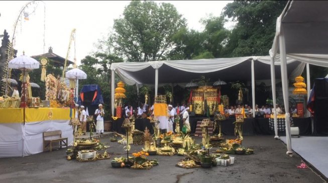 Jelang Nyepi, Umat Hindu di DKI Jakarta mulai memadati Pura Aditya Jaya, Rawamangun, Jakarta Timur. (Suara.com/Yasir)