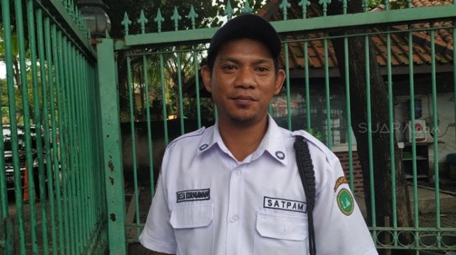 Reza Kurniawan petugas kemanan Masjid At Taqwa, Rawamangun, Jakarta Timur. [Suara.com/Muhammad Yasir]