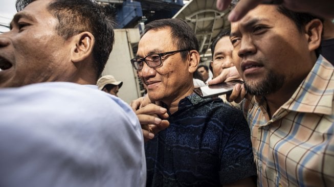 Wasekjen Partai Demokrat Andi Arief (tengah) bergegas saat akan menjalani proses rehabilitasi di Kantor Badan Narkotika Nasional (BNN), Cawang, Jakarta, Rabu (6/3). [ANTARA FOTO/Aprillio Akbar]

