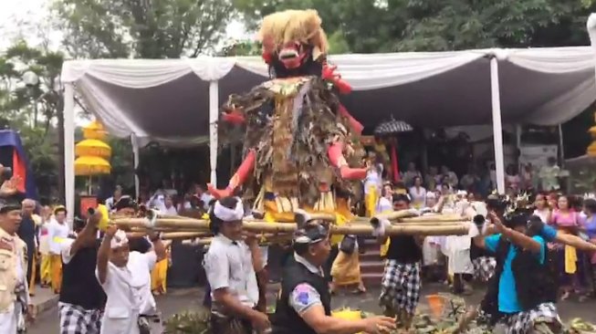 Ribuan Umat Hindu Ikuti Prosesi Tawur Kesangka di Prambanan