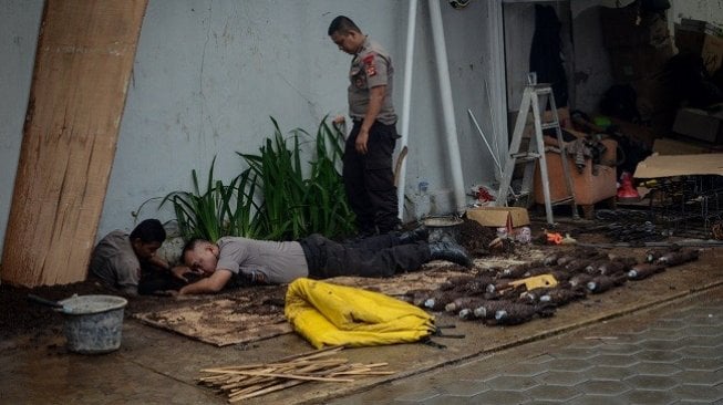 Polisi tengah mengevakuasi puluhan mortir yang ditemukan di bawah rumah salah seorang warga di Dago, Kota Bandung. (Foto: Antara)