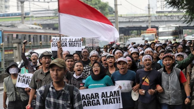 Sejumlah massa Walhi bersama Aliansi Cagar Alam Jawa Barat melakukan aksi di depan gedung Kementerian Lingkungan Hidup dan Kehutatanan, Jakarta, Rabu (6/3). [Suara.com/Muhaimin A Untung]