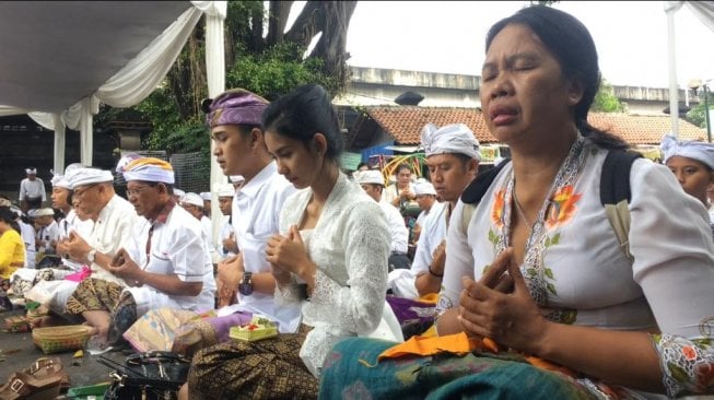 Jelang Nyepi, Umat Hindu di DKI Jakarta mulai memadati Pura Aditya Jaya, Rawamangun, Jakarta Timur. (Suara.com/Yasir)