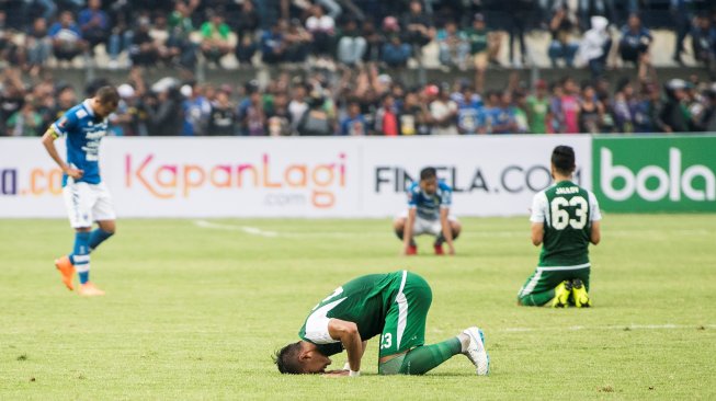 Persib Kalah dari Persebaya, Bobotoh Kecewa Sempat Masuk ke Lapangan