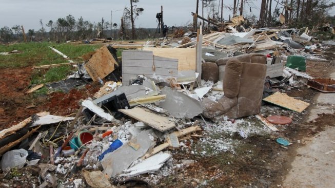 Puing-puing rumah warga yang hancur diterjang badai di Alabama pada Minggu (3/3/2019). (Foto: AFP)