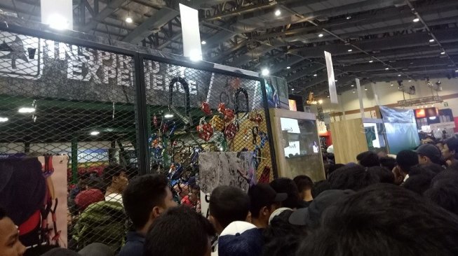 Pengunjung rela antre untuk memasuki kedua booth Eiger dan Consina. (Suara.com/Fauzi)