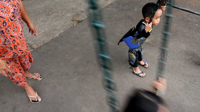 Sejumlah warga beraktivitas di Taman Lapang Jawa, Depok, Jawa Barat, Kamis (7/3). [Suara.com/Arief Hermawan P]