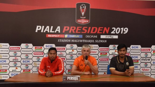 Tony Sucipto (Kiri) dan Pelatih Ivan Kolev (tengah) pada jumpa pers sehari jelang pertandingan melawan Madura United (dok. Media Persija).