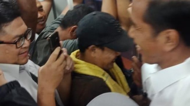 Foto Presiden Joko Widodo membuat heboh saat menumpang KRL. (Dok. istimewa)