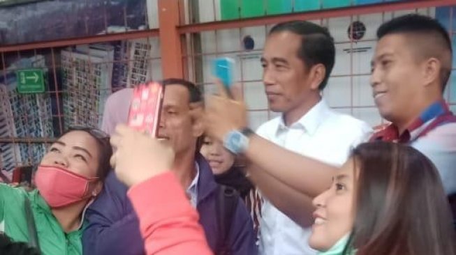 Foto Presiden Joko Widodo membuat heboh saat menumpang KRL. (Dok. istimewa)