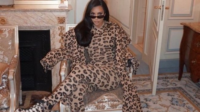 Baju macan ala Kim Kardashian [ig @kimkardashian]