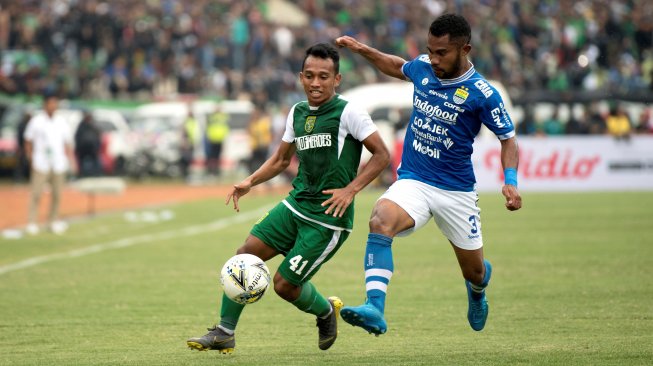 Pesepak bola Persib Bandung Ardi Idrus (kanan) berebut bola dengan pesepak bola Persebaya Surabaya Irfan Jaya (kiri) saat pertandingan Grup A Piala Presiden di Stadion Si Jalak Harupat, Kabupaten Bandung, Jawa Barat, Kamis (7/3/2019). ANTARA FOTO/M Agung Rajasa