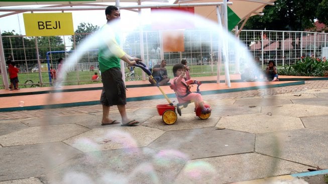 Sejumlah warga beraktivitas di Taman Lapang Jawa, Depok, Jawa Barat, Kamis (7/3). [Suara.com/Arief Hermawan P]