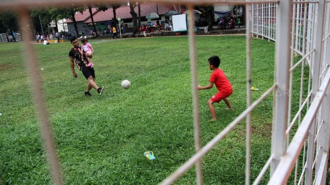 Sejumlah warga beraktivitas di Taman Lapang Jawa, Depok, Jawa Barat, Kamis (7/3). [Suara.com/Arief Hermawan P]