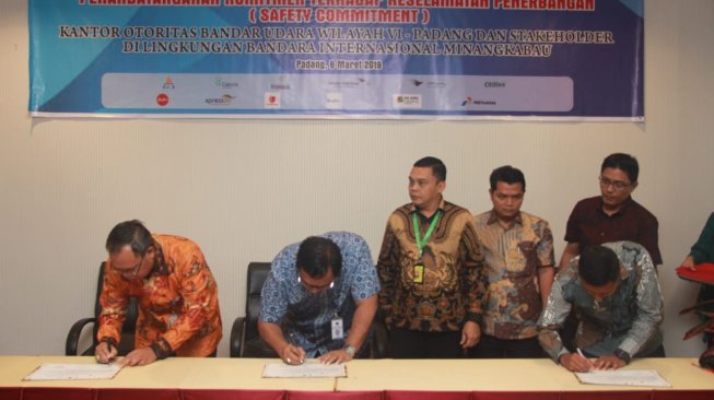 Penandatanganan komitmen terhadap keselamatan penerbangan (safety commitment) dengan seluruh operator penerbangan di wilayah Padang, Sumatera Barat, Rabu (6/3/2019). (Dok: Kemenhub)