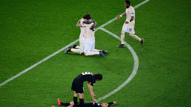 Para pemain Manchester United merayakan kemenanganya usai mengalahkan Paris Saint-Germain pada laga leg kedua 16 besar Liga Champions di Stadion Parc des Princes, Paris, Perancis, Kamis (7/3) dini hari WIB. [Martin BUREAU / AFP]