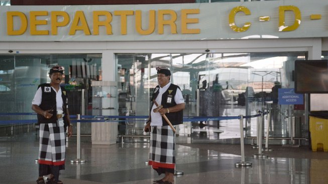 Pecalang atau petugas pengamanan adat Bali memantau situasi saat Hari Raya Nyepi Tahun Saka 1941 di kawasan Terminal Internasional Bandara Internasional I Gusti Ngurah Rai, Bali, Kamis (7/3). [ANTARA FOTO/Fikri Yusuf]