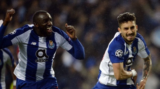 Ekspresi Alex Telles usai mencetak gol penalti dan membawa Porto lolos ke 8 besar Liga Champions usai menumbangkan AS Roma 3-1, Kamis (7/3/2019). (Foto: AFP)