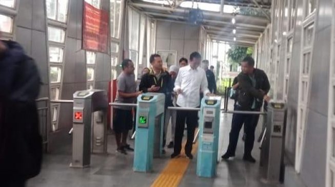 Foto Presiden Joko Widodo membuat heboh saat menumpang KRL. (Dok. istimewa)