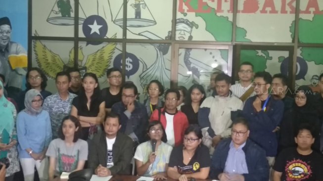 Koalisi Masyarakat Sipil menggelar jumpa pers di Gedung Yayasan Lembaga Bantuan Hukum Indonesia, Menteng, Jakarta, Kamis (7/3/2019). Mereka mendesak polisi menghentikan kasus Robertus Robet. [Suara.com/Ummi Hadyah Saleh]