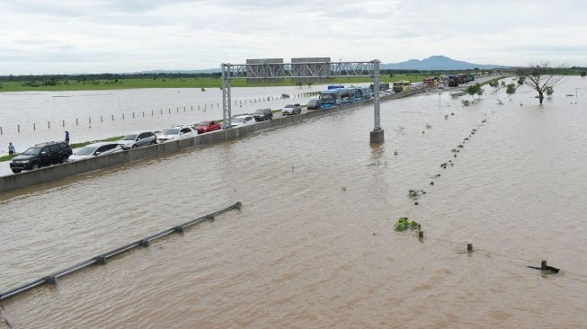 Susasana jalan tol Trans Jawa ruas Ngawi-Kertosono pada KM 603-604 yang terendam banjir di Desa Glonggong, Balerejo, Kabupaten Madiun, Jawa Timur, Kamis (7/3). [ANTARA FOTO/Siswowidodo]