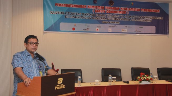 Penandatanganan komitmen terhadap keselamatan penerbangan (safety commitment) dengan seluruh operator penerbangan di wilayah Padang, Sumatera Barat, Rabu (6/3/2019). (Dok: Kemenhub)