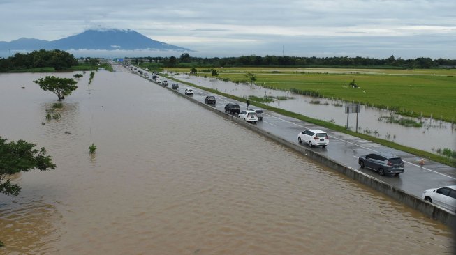 Susasana jalan tol Trans Jawa ruas Ngawi-Kertosono pada KM 603-604 yang terendam banjir di Desa Glonggong, Balerejo, Kabupaten Madiun, Jawa Timur, Kamis (7/3). [ANTARA FOTO/Siswowidodo]