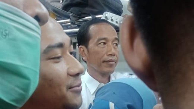 Foto - foto Jokowi Berdiri Berdesakan di Commuter Line Jakarta - Bogor