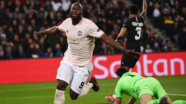 Pemain depan Manchester United Romelu Lukaku merayakan golnya setelah mencetak gol ke gawang Paris Saint-Germain pada laga leg kedua 16 besar Liga Champions di Stadion Parc des Princes, Paris, Perancis, Kamis (7/3) dini hari WIB. [GEOFFROY VAN DER HASSELT/AFP]
