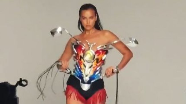 Uniknya Short Dress "Tong Setan" ala Irina Shayk