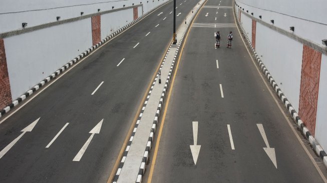 Pecalang atau petugas pengamanan adat Bali memantau situasi saat Hari Raya Nyepi Tahun Saka 1941 di kawasan Underpass Simpang Tugu Ngurah Rai, Bali, Kamis (7/3).[ANTARA FOTO/Fikri Yusuf]