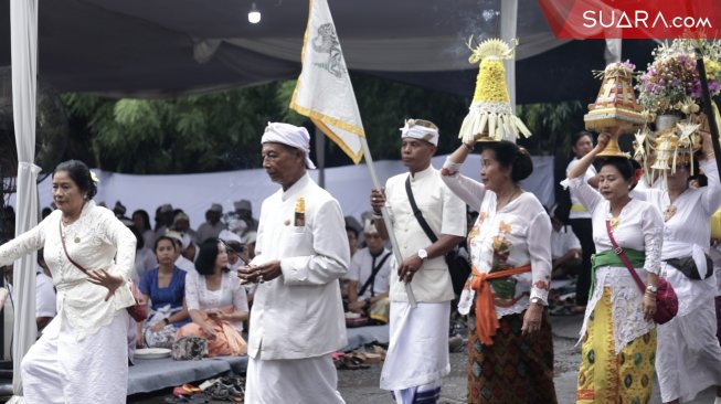 Apa Itu Dulang? Alat Pembawa Makanan Khas Daerah Bali