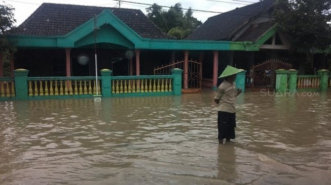 Pemukiman warga di Madiun, Jawa Timur yang terendam banjir. (Suara.com/Ahmad Ali)