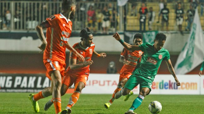 Pesepak bola PSS Sleman Haris Tuharea (kanan) mencoba melewati sejumlah pesepak bola Borneo FC saat laga Piala Presiden 2019 di Stadion Maguwoharjo, Sleman, DI Yogyakarta, Jumat (8/3/2019). Dalam pertandingan tersebut PSS Sleman berhasil mengalahkan Borneo FC dengan skor 2-0. ANTARA FOTO/Hendra Nurdiyansyah/ama.