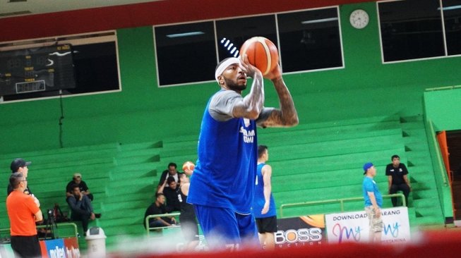 Power forward milik Satria Muda Pertamina Jakarta, Jamarr Andre Johnson saat mengikuti sesi latihan tim di GMSB, Kuningan, Jakarta, Kamis (7/3/2019). (Suara.com/Arief Apriadi)