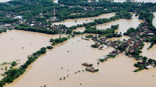 Kondisi banjir di wilayah Kabupaten Ngawi difoto dari udara dengan pesawat Helikopter NAS-332 Super Puma dari Skadron Udara 6 Lanud Atang Sanjaya Bogor yang dipiloti Mayor Pnb Nugroho Tri dan co-pilot Lettu Pnb Septian Sihombing yang sedang bertugas Bawah Kendali Operasi (BKO) di Lanud Iswahjudi, di Ngawi, Jawa Timur, Jumat (8/3). [ANTARA FOTO/Siswowidodo]