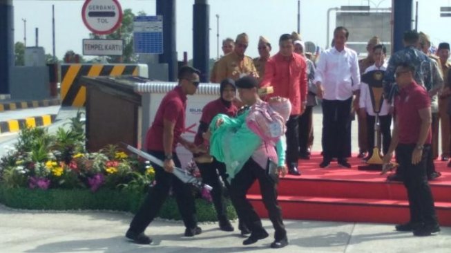 Terobos Paspampres untuk Mengadu, Ibu Ini Pingsan di Hadapan Jokowi