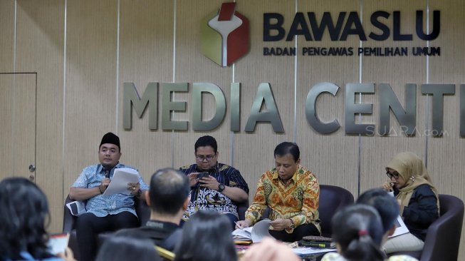 Ketua Bawaslu RI Abhan bersama Anggota Bawaslu Mohammad Afifuddin, Ahmad Badja dan Ratna Dewi memberi penjelasan perkembangan terbaru tentang laporan Bawaslu saat diskusi di kantor Bawaslu, Jakarta, Jumat (8/3). [Suara.com/Oke Atmaja]