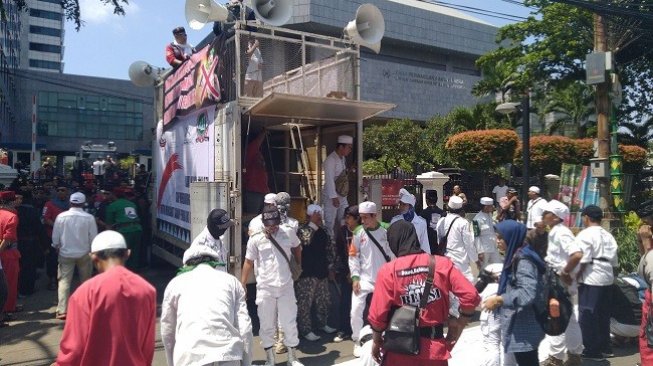 Sejumlah massa aksi demonstrasi di Gedung DPRD DKI mendukung rencana Gubernur Anies melepas saham perusahaan bir PT Delta Djakarta Tbk, Jumat (8/3/2019). (Suara.com/Stephanus Aranditio)