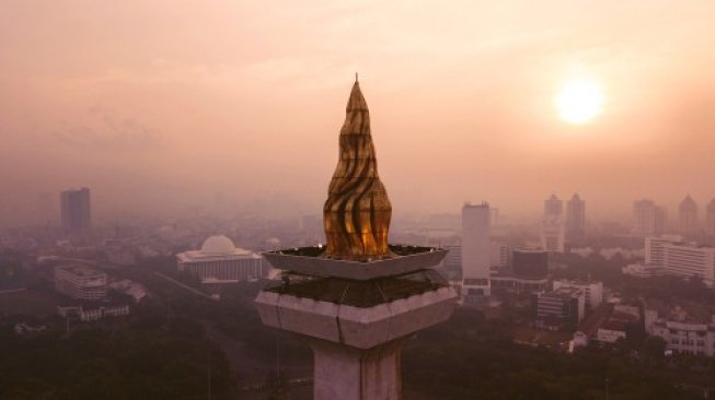 Jakarta dinobatkan sebagai kota dengan polusi udara tertinggi di Asia Tenggara. Ilustrasi puncak Tugu Monas, Jakarta pada Mei 2018 lalu. [Suara.com]